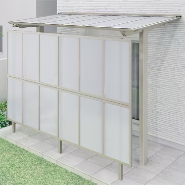 LIXIL　サンルーム　軒下　縁側　洗濯物　モダン　 おしゃれ　エクステリア　愛知・名古屋の外構専門店パートナーホームのエクステリア　製品一覧　テラスVB　前面スクリーン 雨水の吹き込みや外部からの視線を軽減する前面スクリーン。 テラス本体に固定しないため設置位置を自由に選べます。|パートナーホーム