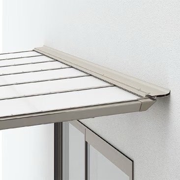 LIXIL　サンルーム　軒下　縁側　洗濯物　モダン　 おしゃれ　エクステリア　愛知・名古屋の外構専門店パートナーホームのエクステリア　製品一覧　テラスVB　躯体すき間ふさぎ材 住宅外壁とのすき間からの雨の吹き込みを防止するふさぎ材です｡ 前枠に取り付けるので躯体へのネジ止めは不要です。|パートナーホーム