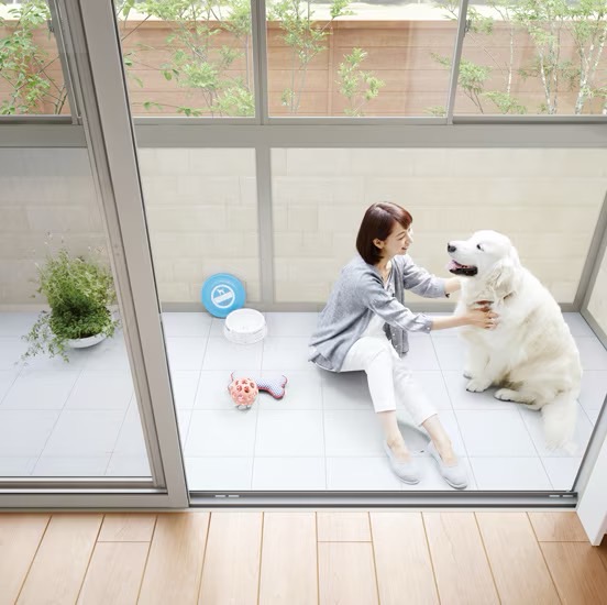 LIXIL　ひさし　軒下　縁側　モダン　 おしゃれ　エクステリア　愛知・名古屋の外構専門店パートナーホームのエクステリア　製品一覧　サニージュ　お庭など外部とつながる「土間納まり」仕様。囲いタイプの土間仕様だからこそ、の使い方が広がります。 日除けを付けて、ファニチャーを置けばリラックススペースに。 屋外とつながる土間仕様だからペットのお気に入りの場所にも。 エコカラットを壁に用いれば、ペットなどのニオイの原因を吸着し脱臭します。|パートナーホーム