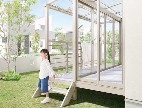 LIXIL　ひさし　軒下　縁側　モダン　 おしゃれ　エクステリア　愛知・名古屋の外構専門店パートナーホームのエクステリア　製品一覧　サニージュ　布団も効率良く干せます。 屋内から外へ。開放感を高めるハーフ囲いタイプです。 天気のいい日には、手すり部分に布団を干し、雨の日は中へ。 スペースを有効に使える、いいとこ取りのタイプです。|パートナーホーム