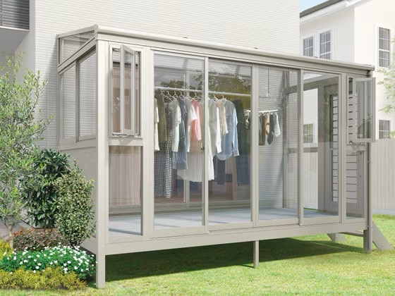 LIXIL　ひさし　軒下　縁側　モダン　 おしゃれ　エクステリア　愛知・名古屋の外構専門店パートナーホームのエクステリア　製品一覧　サニージュ　床納まり 室内と床続きのタイプ。 物干しなどのランドリースペースに。 屋根形状：F型 サイズ：2.0間×6尺 正面開口：縦すべり出し窓＋テラスサッシ 側面開口：採風ドア（左）、 高窓＋エコカラットプラス（右） ※開口ユニットの左右は内観視です。|パートナーホーム