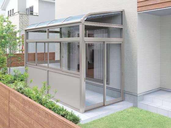 LIXIL　ひさし　軒下　縁側　モダン　 おしゃれ　エクステリア　愛知・名古屋の外構専門店パートナーホームのエクステリア　製品一覧　サニージュ　土間納まり 屋外とつながるタイプ。 ガーデニングや自転車置き場にも。 屋根形状：R型 サイズ： 2.0間×6尺 正面開口：高窓＋エコカラットプラス 側面開口：テラスサッシ（左）、高窓＋エコカラットプラス（右） ※開口ユニットの左右は内観視です。|パートナーホーム