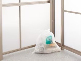 LIXIL　ひさし　軒下　縁側　ガーデンスペース　物置　洗濯　モダン　 おしゃれ　エクステリア　愛知・名古屋の外構専門店パートナーホームのエクステリア　製品一覧　スピーネストックヤード　これまでキッチンの片隅などに置いていた家庭ゴミ。これからは「スピーネストックヤード」に置いておけば、キッチンはもちろんお部屋の中を清潔に保てます。|パートナーホーム