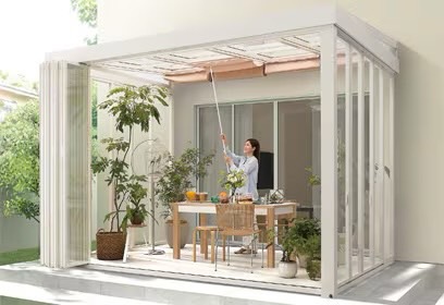 LIXIL　ひさし　軒下　縁側　ガーデンスペース　ガーデンルーム　ワンランク上　モダン　 おしゃれ　エクステリア　愛知・名古屋の外構専門店パートナーホームのエクステリア　製品一覧　ジーマ　 ルームタイプ 自由な開閉とフルオープンが可能な折戸パネルが特長です。|パートナーホーム