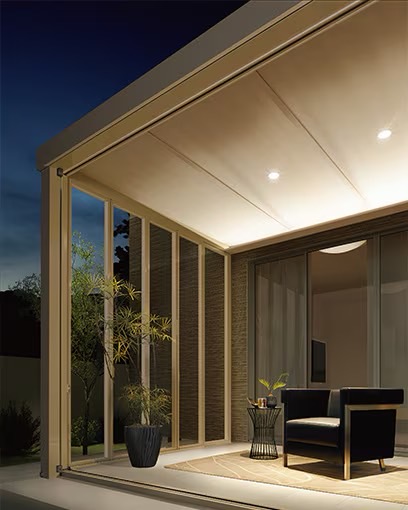 LIXIL　ひさし　軒下　縁側　ガーデンスペース　ガーデンルーム　ワンランク上　モダン　 おしゃれ　エクステリア　愛知・名古屋の外構専門店パートナーホームのエクステリア　製品一覧　ジーマ　内天井の下のリラックス空間 ＜軒ルーフタイプ＞ 内天井の下のリラックス空間＜軒ルーフタイプ＞ 内天井付きのエクシオール ジーマは、安心感と開放感を備えたリラックスエリア。 部屋の中でくつろぐのとは違う、未体験のリラクゼーションを感じさせる軒空間です。|パートナーホーム
