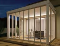 LIXIL　ひさし　軒下　縁側　ガーデンスペース　ガーデンルーム　ワンランク上　モダン　 おしゃれ　エクステリア　愛知・名古屋の外構専門店パートナーホームのエクステリア　製品一覧　ジーマ　昼間は日差しを避けてくつろげる、居心地のいいリビングの延長として。 夜間は内天井に取り付けたライトが、上質なリラクゼーションを演出。 軒のある暮らしが、家にいる楽しみ方を広げてくれます。|パートナーホーム