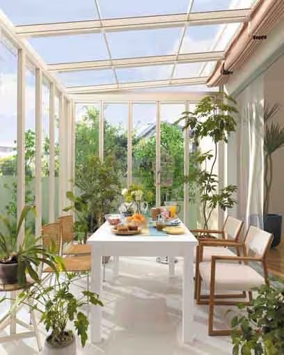 LIXIL　ひさし　軒下　縁側　ガーデンスペース　ガーデンルーム　ワンランク上　モダン　 おしゃれ　エクステリア　愛知・名古屋の外構専門店パートナーホームのエクステリア　製品一覧　ジーマ　空が見えるリフレッシュ空間 ＜採光ルーフタイプ＞ 空が見えるリフレッシュ空間＜採光ルーフタイプ＞ 光あふれる、透明なポリカーボネート屋根のアウトドアリビング。 暖かな陽射しも、夕焼けも、星空も、ガーデニングも思いのまま。|パートナーホーム