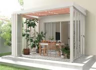 LIXIL　ひさし　軒下　縁側　ガーデンスペース　ガーデンルーム　ワンランク上　モダン　 おしゃれ　エクステリア　愛知・名古屋の外構専門店パートナーホームのエクステリア　製品一覧　ジーマ　キッチンの隣に、透明な屋根とパネルで囲まれたエクシオール ジーマがあれば、日差しを浴びながら食事をする機会が増えることでしょう。 また、お料理しながらでも、ジーマで遊ぶ子供の様子が見守れるので安心です。|パートナーホーム