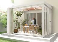 LIXIL　ひさし　軒下　縁側　ガーデンスペース　ガーデンルーム　ワンランク上　モダン　 おしゃれ　エクステリア　愛知・名古屋の外構専門店パートナーホームのエクステリア　製品一覧　ジーマ　キッチンの隣に、透明な屋根とパネルで囲まれたエクシオール ジーマがあれば、日差しを浴びながら食事をする機会が増えることでしょう。 また、お料理しながらでも、ジーマで遊ぶ子供の様子が見守れるので安心です。|パートナーホーム