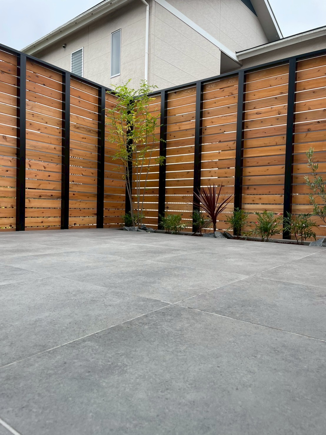 外構リフォーム　お庭　囲いフェンス　天然木　目隠し　タイルデッキ　杉板　パートナーホーム　施工事例　エクステリア|パートナーホーム