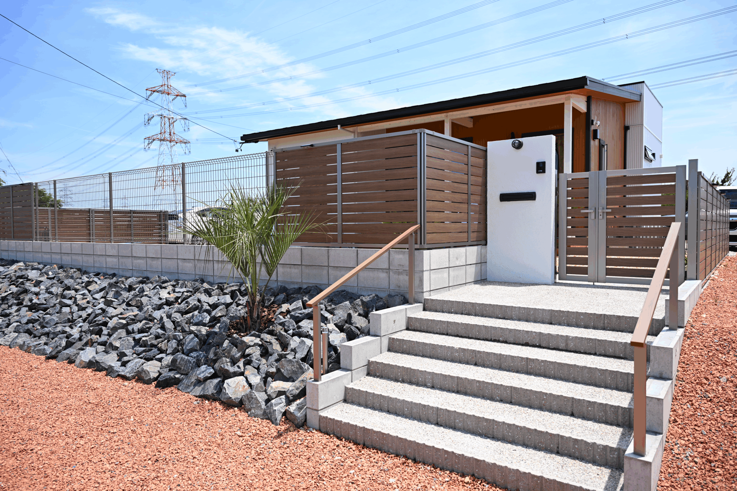 愛知県愛知郡東郷町　平屋新築の外構工事　エクステリア　施工事例　ドッグラン　お庭　安水建設　ウッドチップ　天然芝　おしゃれ　ペットのための外構　パートナーホーム|パートナーホーム