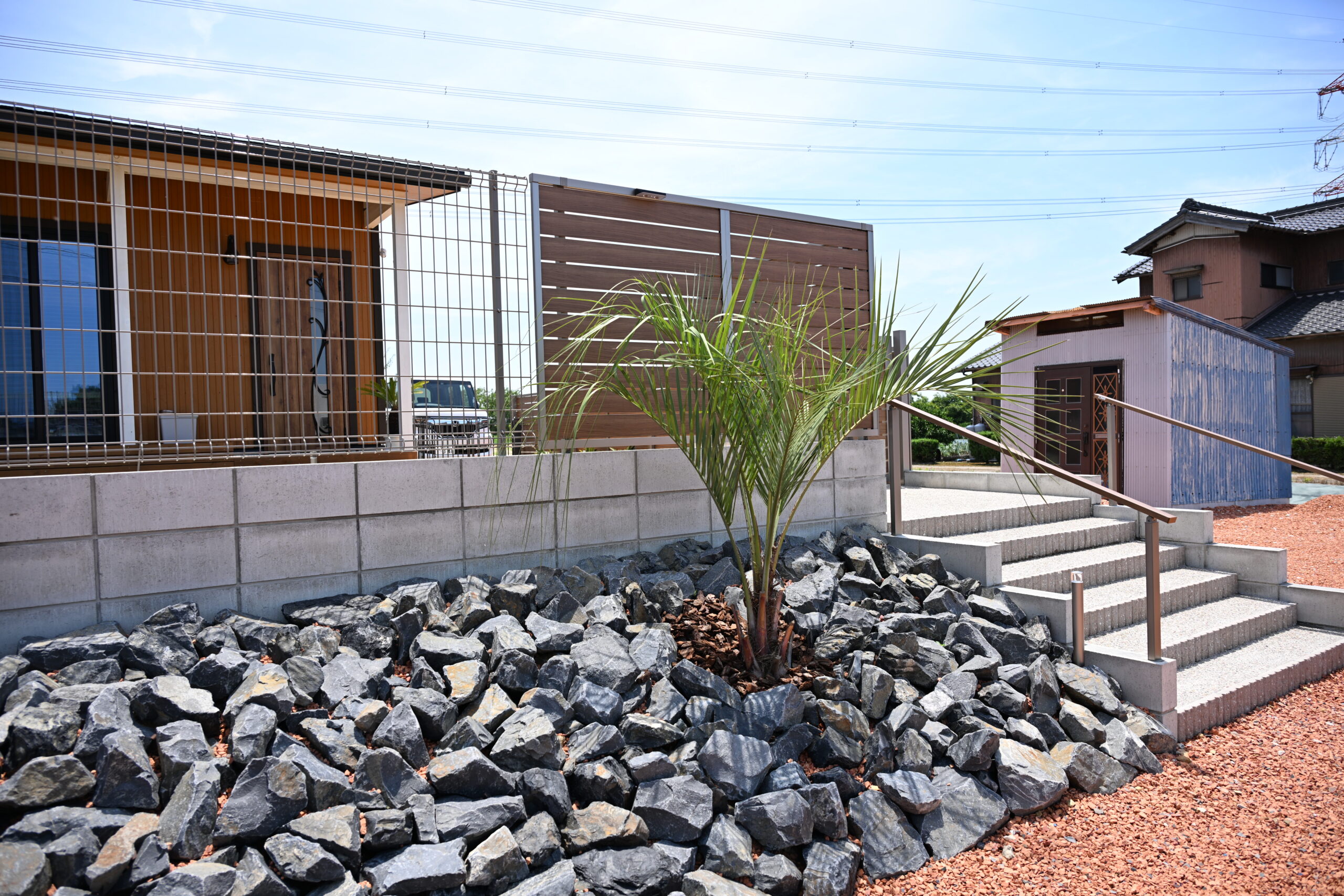 愛知県愛知郡東郷町　平屋新築の外構工事　エクステリア　施工事例　ドッグラン　お庭　安水建設　ウッドチップ　天然芝　おしゃれ　ペットのための外構　パートナーホーム|パートナーホーム