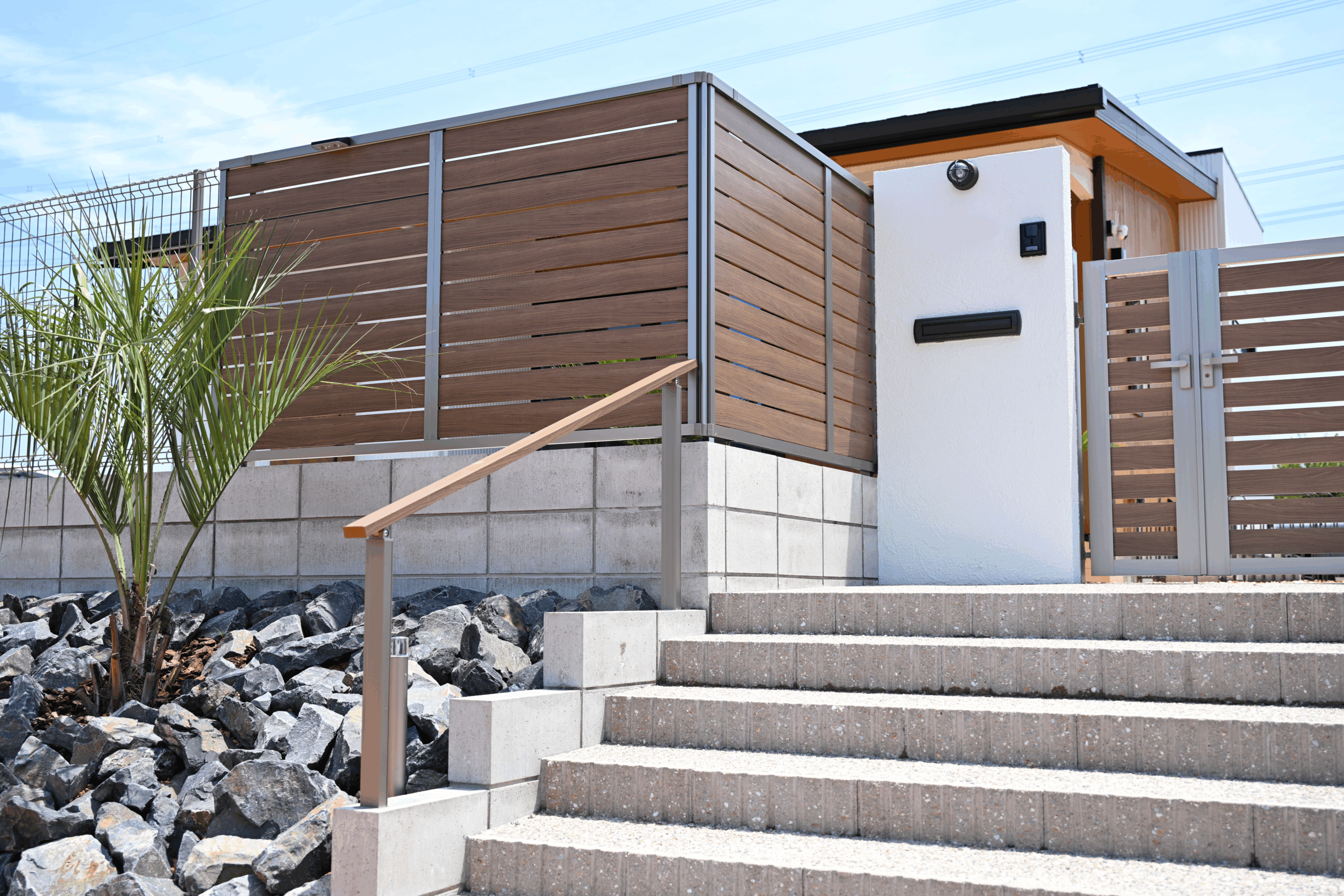 愛知県愛知郡東郷町　平屋新築の外構工事　エクステリア　施工事例　ドッグラン　お庭　安水建設　ウッドチップ　天然芝　おしゃれ　ペットのための外構　パートナーホーム|パートナーホーム