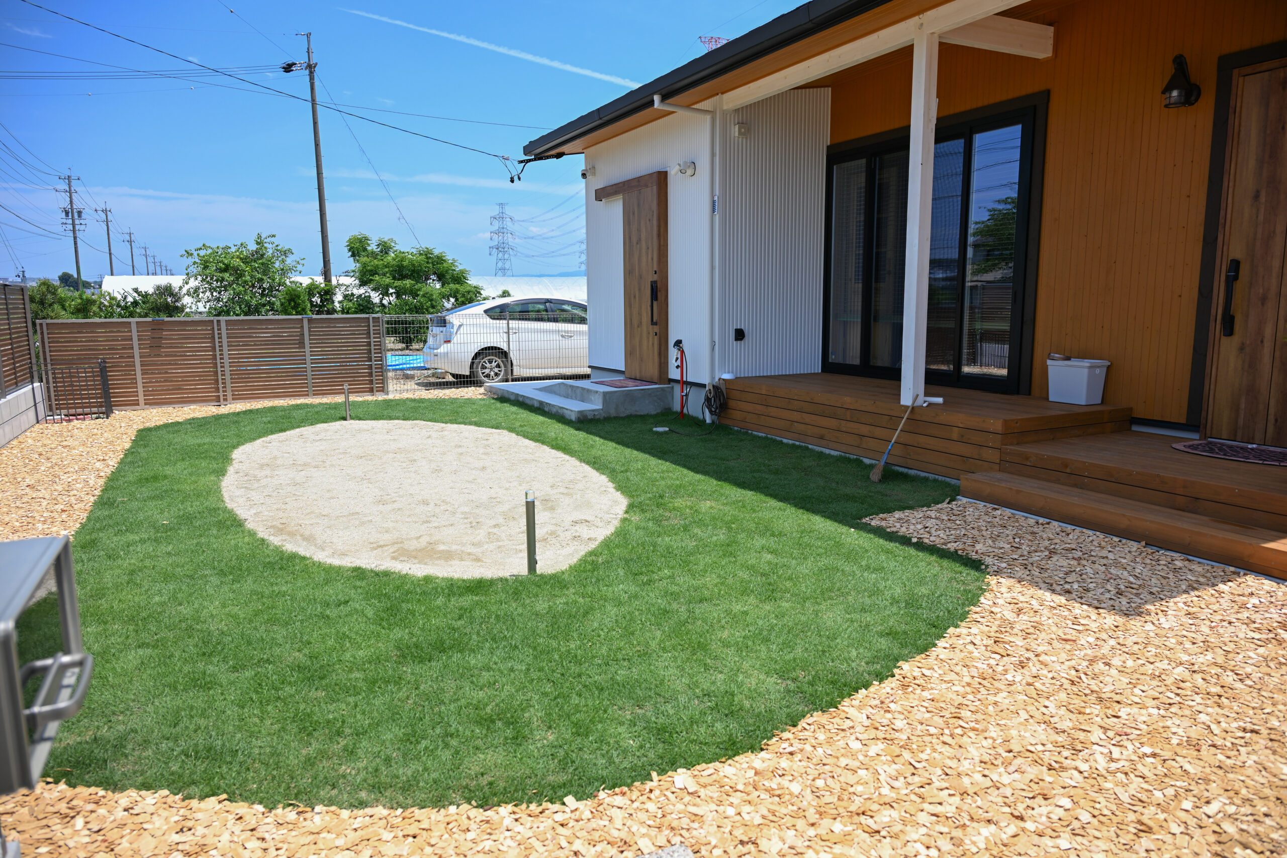 愛知県愛知郡東郷町　平屋新築の外構工事　エクステリア　施工事例　ドッグラン　お庭　安水建設　ウッドチップ　天然芝　おしゃれ　ペットのための外構　パートナーホーム|パートナーホーム