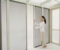 LIXIL　ひさし　軒下　縁側　ガーデンスペース　ガーデンルーム　ワンランク上　モダン　 おしゃれ　エクステリア　愛知・名古屋の外構専門店パートナーホームのエクステリア　製品一覧　暖蘭物語　オプション　風通しのよいガーデンルームで、夕涼みを楽しんでみてはいかがでしょう。プリーツ式の網戸なので、使わないときはコンパクトにたためて場所を取りません。|パートナーホーム