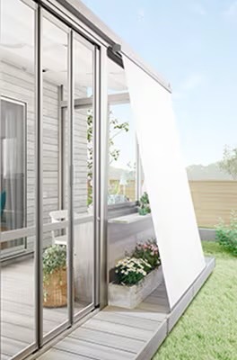 LIXIL　ひさし　軒下　縁側　ガーデンスペース　ガーデンルーム　ワンランク上　モダン　 おしゃれ　エクステリア　愛知・名古屋の外構専門店パートナーホームのエクステリア　製品一覧　ガーデンルームGF　日よけ&目隠しにスタイルシェード 夏の日差しも、外からの視線も気になる！ 窓の上のボックスからサッと引き下げるだけで簡単に周囲からの視線をカット。日差しを窓の外側でカットするので、夏の暑さをやわらげます。 カラーラインアップ|パートナーホーム