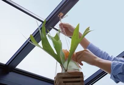 LIXIL　ひさし　軒下　縁側　ガーデンスペース　ガーデンルーム　ワンランク上　モダン　 おしゃれ　エクステリア　愛知・名古屋の外構専門店パートナーホームのエクステリア　製品一覧　ガーデンルームGF　日のあたるガーデンルームに植物を吊り下げたい！ 日除けレールアレンジ金具 天井の日除けレールに設置し、市販のフックを取り付けることができる金具。|パートナーホーム