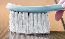 LIXIL　ガーデンスペース　ウッドデッキ　タイルデッキ　モダン　おしゃれ　エクステリア　愛知・名古屋の外構専門店パートナーホームのエクステリア　製品一覧　デッキDC　土汚れなら、サッと水洗いで。天然木に比べてお手入れラクラク。 土汚れは水洗いできれいに。天然木に比べて、日々のお手入れがラクなのもデッキDCの魅力です。|パートナーホーム