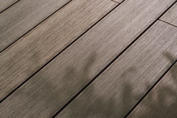 LIXIL　ガーデンスペース　ウッドデッキ　タイルデッキ　モダン　おしゃれ　エクステリア　愛知・名古屋の外構専門店パートナーホームのエクステリア　製品一覧　デッキDS　自然さながらの濃淡を再現。|パートナーホーム