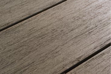 LIXIL　ガーデンスペース　ウッドデッキ　タイルデッキ　モダン　おしゃれ　エクステリア　愛知・名古屋の外構専門店パートナーホームのエクステリア　製品一覧　デッキDS　ラフな木肌をリアルに再現。 2回にわけて表面を削ることで、まるで自然に刻まれた溝が生まれ、天然木の木肌に近い毛羽たちを再現しました。陽の入り方により、美しい陰影と風合いを感じることができます。 ※毛羽立ちは繊維状のもので刺さることはありません。|パートナーホーム