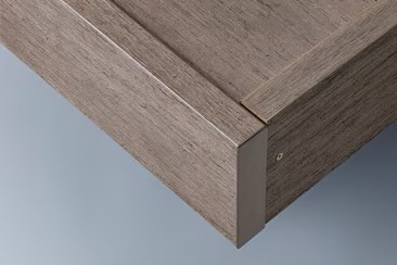 LIXIL　ガーデンスペース　ウッドデッキ　タイルデッキ　モダン　おしゃれ　エクステリア　愛知・名古屋の外構専門店パートナーホームのエクステリア　製品一覧　デッキDS　施工性の高い片勝ち納まり（施工推奨） 端部キャップを使用しながら、キャップにサンディング（削り）を施し、木肌と同化させています。|パートナーホーム