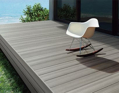 LIXIL　ガーデンスペース　ウッドデッキ　タイルデッキ　モダン　おしゃれ　エクステリア　愛知・名古屋の外構専門店パートナーホームのエクステリア　製品一覧　樹ら楽ステージ 木彫　シルバーグレーR|パートナーホーム