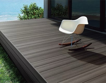 LIXIL　ガーデンスペース　ウッドデッキ　タイルデッキ　モダン　おしゃれ　エクステリア　愛知・名古屋の外構専門店パートナーホームのエクステリア　製品一覧　樹ら楽ステージ 木彫　クリエダークR|パートナーホーム