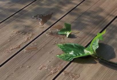 LIXIL　ガーデンスペース　ウッドデッキ　タイルデッキ　モダン　おしゃれ　エクステリア　愛知・名古屋の外構専門店パートナーホームのエクステリア　製品一覧　樹ら楽ステージ 木彫　土汚れも、キズの補修だってラクラク。 土汚れは水洗いできれいに。 表面にキズがついてもサンドペーパーで簡単に補修できます。 日々のお手入れに困ることはありません。|パートナーホーム