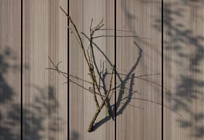 LIXIL　ガーデンスペース　ウッドデッキ　タイルデッキ　モダン　おしゃれ　エクステリア　愛知・名古屋の外構専門店パートナーホームのエクステリア　製品一覧　樹ら楽ステージ 木彫　腐食やシロアリの心配いらず。干割れ、ささくれもなし。 人工木材であるため湿気で腐ったりすることがなく、シロアリによる食害の心配もありません。 干割れやささくれもないので、お子さまにも安心です。|パートナーホーム