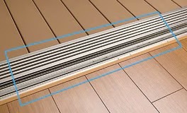 LIXIL　ガーデンスペース　ウッドデッキ　タイルデッキ　モダン　おしゃれ　エクステリア　愛知・名古屋の外構専門店パートナーホームのエクステリア　製品一覧　樹ら楽ステージ 木彫　幅調整材（オプション） ※素材が異なるため幅調整材と床板の色合いが異なります。|パートナーホーム