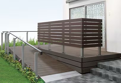 LIXIL　ガーデンスペース　ウッドデッキ　タイルデッキ　モダン　おしゃれ　エクステリア　愛知・名古屋の外構専門店パートナーホームのエクステリア　製品一覧　樹ら楽ステージ　段差がないので、荷物の持ち運びや、ペットとのお出掛けの際にも、足元を気にせずスムーズに出入りできます。|パートナーホーム