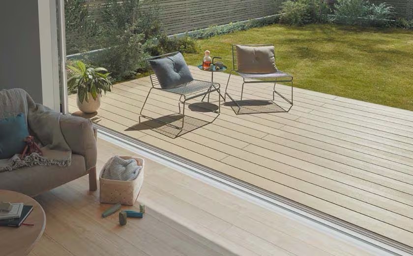 LIXIL　ガーデンスペース　ウッドデッキ　タイルデッキ　モダン　おしゃれ　エクステリア　愛知・名古屋の外構専門店パートナーホームのエクステリア　製品一覧　樹ら楽ステージ　室内と庭とをつなげたデッキを設置することで、リビングがいっそう広々ゆったりとした印象に変化します。 また、部屋と部屋とが外廊下感覚で結ばれ、暮らしやすさも向上します。|パートナーホーム