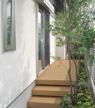 LIXIL　ガーデンスペース　ウッドデッキ　タイルデッキ　モダン　おしゃれ　エクステリア　愛知・名古屋の外構専門店パートナーホームのエクステリア　製品一覧　樹ら楽ステージ　隣地境界や裏庭など、暮らしの中にまだまだ眠っているスペースを有効にご活用いただけます。|パートナーホーム