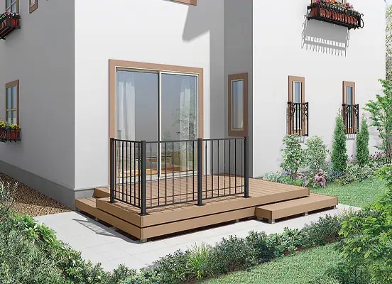 LIXIL　ガーデンスペース　ウッドデッキ　タイルデッキ　モダン　おしゃれ　エクステリア　愛知・名古屋の外構専門店パートナーホームのエクステリア　製品一覧　樹ら楽ステージ　シンプルな白壁の優雅さに、アクセントとしてアルミ鋳物の窓飾りやフラワーボックスを配した住宅。鋳物フェンスで上品な表情を高めます。|パートナーホーム