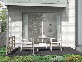 LIXIL　ガーデンスペース　ウッドデッキ　タイルデッキ　モダン　おしゃれ　エクステリア　愛知・名古屋の外構専門店パートナーホームのエクステリア　製品一覧　樹ら楽ステージ　現代的なモダンスタイルの住宅に。グレーのデッキとシャイングレーのデッキフェンスで、引き締まった印象が映えます。|パートナーホーム