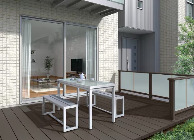 LIXIL　ガーデンスペース　ウッドデッキ　タイルデッキ　モダン　おしゃれ　エクステリア　愛知・名古屋の外構専門店パートナーホームのエクステリア　製品一覧　レストステージ　 クリエダークA キャップ使用 デッキフェンス：プライバシーパネル モダンな住宅の表情をそのまま変えることなく、エントランス脇に設けたウッディな質感のステージは、室内と戸外をつないで、くつろぎ感あふれる空間を実現しました。 出入りするご家族や、訪れるゲストに、いつでもやさしい印象を漂わせます。|パートナーホーム