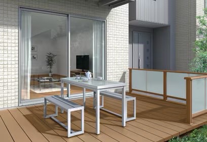 LIXIL　ガーデンスペース　ウッドデッキ　タイルデッキ　モダン　おしゃれ　エクステリア　愛知・名古屋の外構専門店パートナーホームのエクステリア　製品一覧　レストステージ　クリエラスクA キャップ使用 デッキフェンス：プライバシーパネル|パートナーホーム