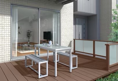 LIXIL　ガーデンスペース　ウッドデッキ　タイルデッキ　モダン　おしゃれ　エクステリア　愛知・名古屋の外構専門店パートナーホームのエクステリア　製品一覧　レストステージ　クリエモカA キャップ使用 デッキフェンス：プライバシーパネル|パートナーホーム