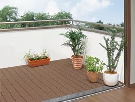 LIXIL　ガーデンスペース　ウッドデッキ　タイルデッキ　モダン　おしゃれ　エクステリア　愛知・名古屋の外構専門店パートナーホームのエクステリア　製品一覧　レストステージ　室内空間からの延長として…|パートナーホーム