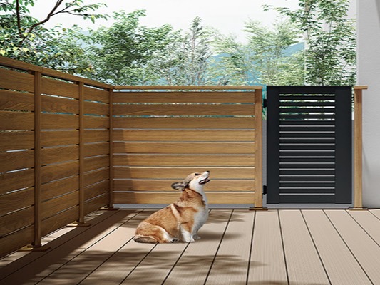 LIXIL　デッキフェンス（アルミ仕様）・開き戸（アルミ仕様）・モダンデッキフェンス【外構エクステリア商品】デッキフェンス（アルミ仕様）と組み合わせて使用することで、お子さまやペットにも 安心なプライベート空間に。生活スタイルに合わせて外開き・内開きが選択可能です。　LIXIL　ガーデンスペース　ウッドデッキ　タイルデッキ　モダン　おしゃれ　エクステリア　愛知・名古屋の外構専門店パートナーホームのエクステリア　製品一覧　デッキフェンス（アルミ仕様）・開き戸（アルミ仕様）・モダンデッキフェンス|パートナーホーム