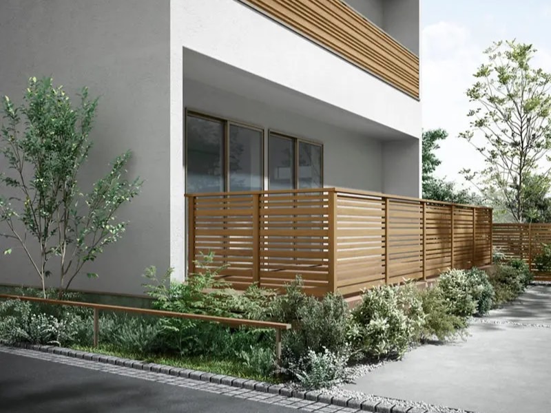 LIXIL　デッキフェンス（アルミ仕様）【外構エクステリア商品】LIXIL　ガーデンスペース　ウッドデッキ　モダン　おしゃれ　エクステリア　愛知・名古屋の外構専門店パートナーホームのエクステリア　製品一覧　デッキフェンス（アルミ仕様）　P02型（ランダム横格子）|パートナーホーム