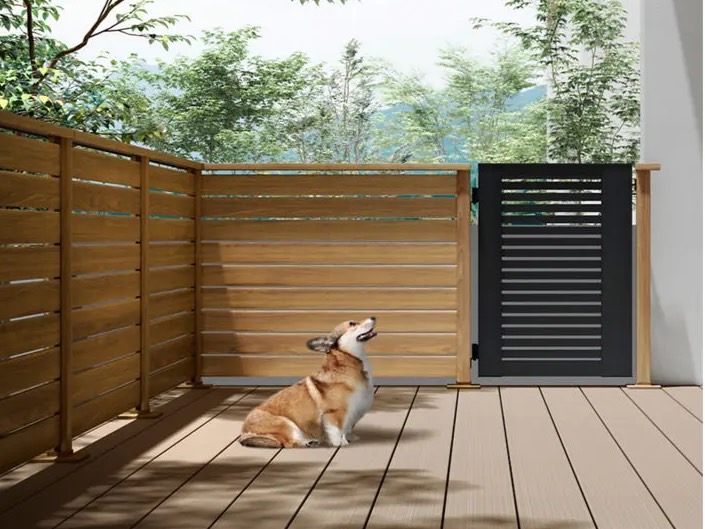 LIXIL　ガーデンスペース　ウッドデッキ　モダン　おしゃれ　エクステリア　愛知・名古屋の外構専門店パートナーホームのエクステリア　製品一覧　デッキフェンス 開き戸（アルミ仕様）　デッキフェンス（アルミ仕様） PO1型 T-10 チェリーウッド 開き戸（アルミ仕様） H01型 T10 ブラック|パートナーホーム