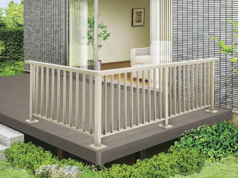 LIXIL　ガーデンスペース　ウッドデッキ　モダン　おしゃれ　エクステリア　愛知・名古屋の外構専門店パートナーホームのエクステリア　製品一覧　デッキフェンス モダンデッキフェンス　ストライプパネル✕3スパン（直角コーナー） T-8|パートナーホーム