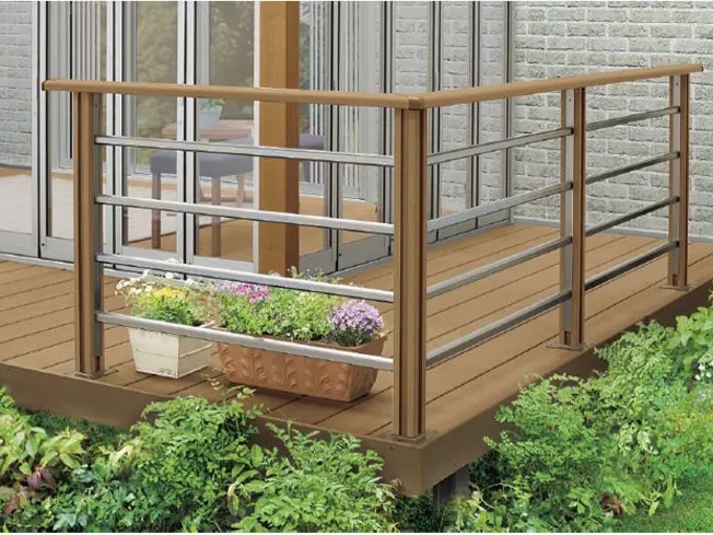 LIXIL　デッキフェンス （人工木仕様）【外構エクステリア商品】LIXIL　ガーデンスペース　ウッドデッキ　モダン　おしゃれ　エクステリア　愛知・名古屋の外構専門店パートナーホームのエクステリア　製品一覧　デッキフェンス（人工木仕様）　ﾃﾞｯｷﾌｪﾝｽ_横ﾋﾞｰﾑﾊﾟﾈﾙ_ﾗｲﾄｳｯﾄﾞ+ｼｬｲﾝｸﾞﾚｰ|パートナーホーム