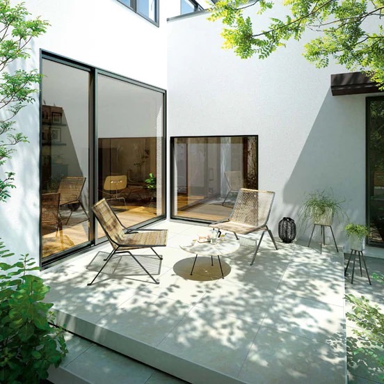 LIXIL　軒　ウッドデッキ　モダン　おしゃれ　エクステリア　愛知・名古屋の外構専門店パートナーホームのエクステリア　製品一覧　タイルデッキ　小さな中庭も上質なタイルを使えば、季節を感じる落ち着いたプライベート空間に。|パートナーホーム