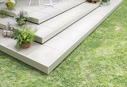 LIXIL　軒　ウッドデッキ　モダン　おしゃれ　エクステリア　愛知・名古屋の外構専門店パートナーホームのエクステリア　製品一覧　タイルデッキ　600角の大判タイル 踏面が600mmと大きいため、お年寄りやペットも安心して上り下りができます。|パートナーホーム