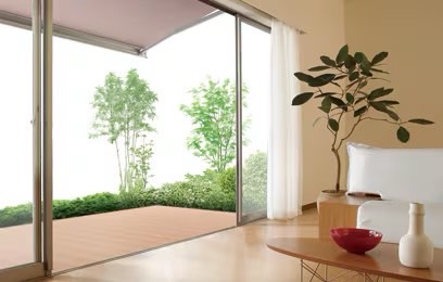 LIXIL　軒　ウッドデッキ　モダン　おしゃれ　エクステリア　愛知・名古屋の外構専門店パートナーホームのエクステリア　製品一覧　彩風　省エネルギー 日差しをコントロールし、冷房費を約1/3に！ エアコンに頼らず心地よい快適空間を カーテンやブラインドなどと違い、窓の外で日差しをカット。風の通り道を遮らないので、涼風を採り入れやすく、自然で快適なエコライフを楽しむことができます。 ※熱線遮断キャンバスでさらに効果が高まります|パートナーホーム