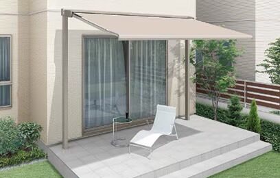 LIXIL　軒　ウッドデッキ　モダン　おしゃれ　エクステリア　愛知・名古屋の外構専門店パートナーホームのエクステリア　製品一覧　彩風　「独立タイプ」なら、住宅の条件に影響なくオーニングを設置できます テラス前やお庭、デッキに埋め込み設置し、お好みのオーニングを取り付けられる独立フレームをご用意。住宅外壁を傷つけないので安心です。|パートナーホーム