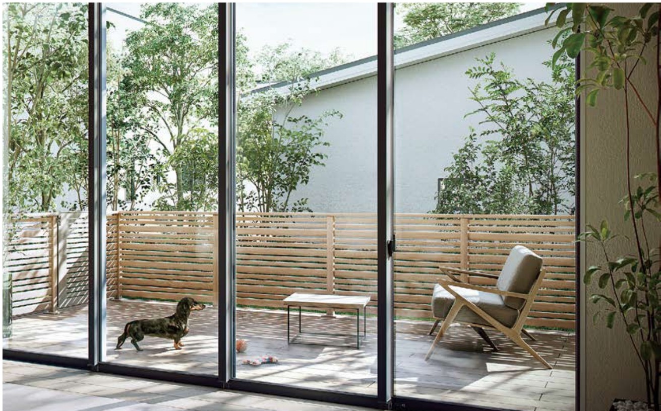 LIXIL　ガーデンスペース　ウッドデッキ　タイルデッキ　モダン　おしゃれ　エクステリア　愛知・名古屋の外構専門店パートナーホームのエクステリア　製品一覧　デッキフェンス（アルミ仕様）・開き戸（アルミ仕様）・モダンデッキフェンス　庭側から見ても室内から見ても美しいデザイン。全体的に優しい曲線を施し、温かみのある印象を与えます。|パートナーホーム