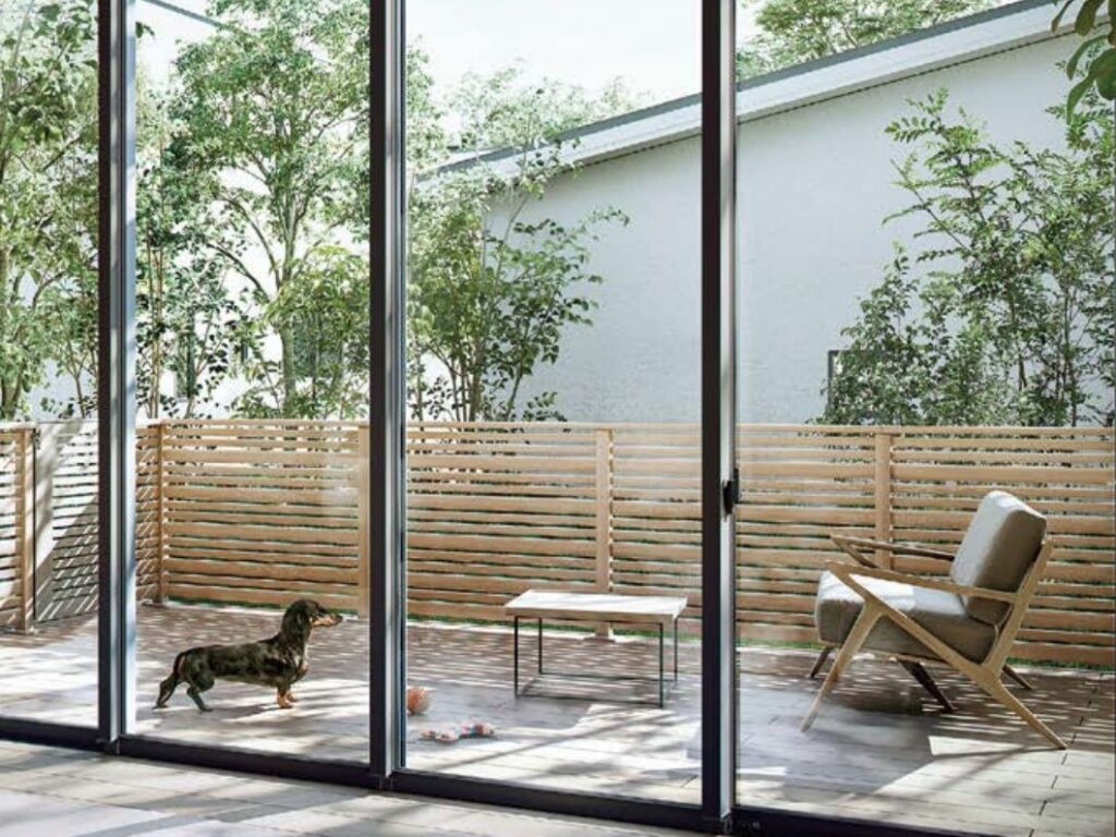 LIXIL　開き戸（アルミ仕様）【外構エクステリア商品】LIXIL　ガーデンスペース　ウッドデッキ　モダン　おしゃれ　エクステリア　愛知・名古屋の外構専門店パートナーホームのエクステリア　製品一覧　デッキフェンス 開き戸（アルミ仕様）　サムネイル　デッキフェンス（アルミ仕様） PO2型 T-10オーク 開き戸（アルミ仕様） H01型 T10 シャイングレー ※画像はイメージです。|パートナーホーム